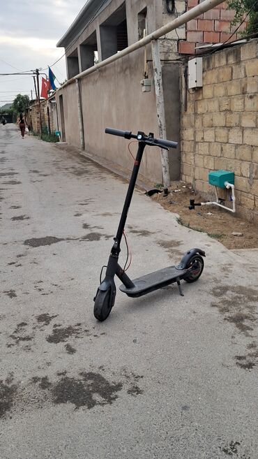 Lüğətlər: İşlənmiş Elektrik samokat 8", 251 - 350 Vt, 26 - 35 km/s, Ünvandan götürmə