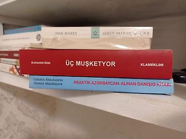 Salam gördüyünüz kitablar toplu şekilde satılır ümumi qiymət 50 manat
