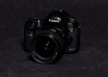 Фотоаппараты: Продам Canon 5D Mark III (Body) в комплекте с зарядным устройством