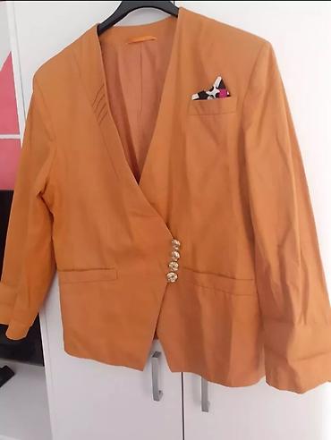 zenski kompleti sako i pantalone zara: Ženski blejzer u boji karamele/senfa, elegantnog kroja sa dubokim V — 2