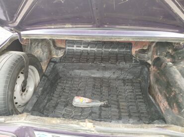 VAZ (LADA): VAZ 2107 (LADA 2107), bənövşəyi rəng. Xarici: - Klassik sedan kuzov — 5