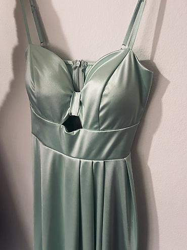 Haljine: Duga svečana haljina – 2 modela 1) Bordo haljina: - Gornji deo — 5