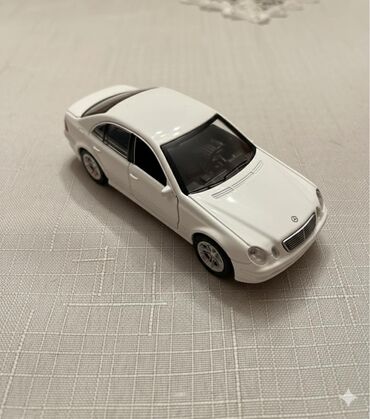 Avtomobil modelləri: Ağ rəngli kiçik ölçülü oyuncaq avtomobil modeli - Realistik hetçbek — 14