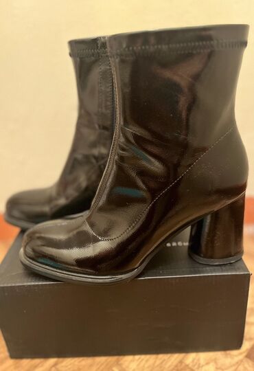 обувь женская сапоги: Ботинки и ботильоны 38.5, цвет - Черный