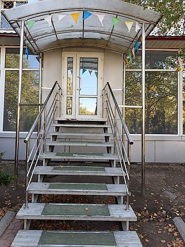 Коммерческая недвижимость: Сдаётся светлое помещение с отдельным входом по лестнице — 1