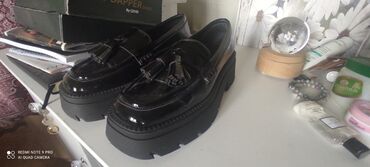 черные мужские ботинки: Qara laklı loafer ayaqqabılar - Parlaq laklı üstlük - Üzərində