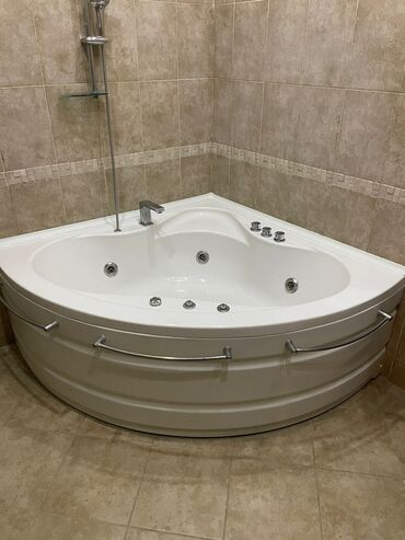Duş başlıqları: Künc tipli hidromassajlı vanna - Forma: üçbucaq/künc quruluşlu, iki