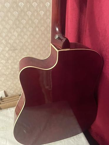 Гитары: Акустическая гитара dreadnought с вырезом (cutaway). - Корпус формата — 4