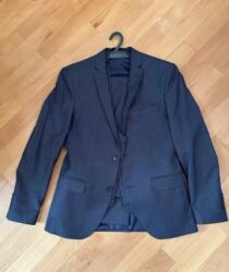 Рубашки: Tünd göy rəngdə, zolaqlı, üç hissədən ibarət klassik kişi kostyumu