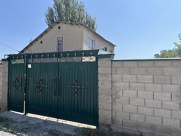 Продажа коттеджей и домов: Продаётся жилой дом с участком и капитальным ограждением. Участок — 1