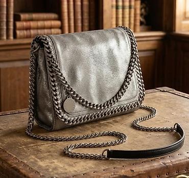 elegantni ženski satovi: Elegantna torba preko ramena u metalik sivoj boji - Model sa — 1