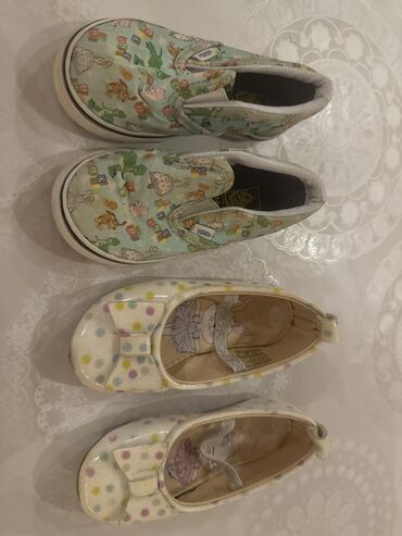 детские самокаты с родительской ручкой: Пара детских слипонов Vans с мультяшным принтом, а также пара белых