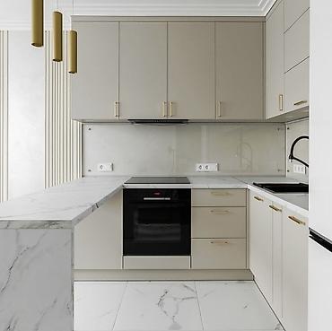 silver kitchen: Кухонный гарнитур в современном минималистичном стиле, планировка — 2