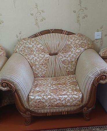 klasik divanlar: Klassik üslubda yumşaq mebel dəsti - Tərkib: 1 ədəd ikiyerli divan + — 2