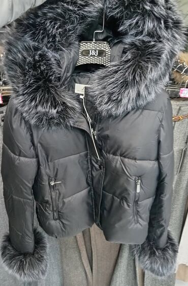 Ostale jakne, kaputi, prsluci: I 12. Ženska kratka štepana jakna sa kapuljačom. Ovaj model jakne — 4