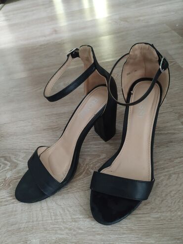 обувь женские бу: Продаю босоножкисостояние отличное. Размер 36. Очень удобные