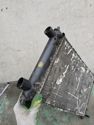 Радиаторы: Радиатор охлаждения двигателя Volkswagen Polo 2, 1985г.в. Оригинал — 10