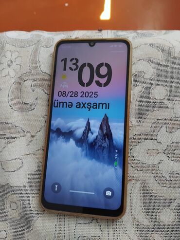 Boşqablar: Redmi smartfonu, qızılı rəngli çərçivəyə malikdir və arxa tərəfində