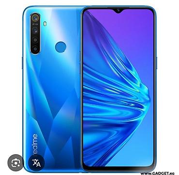 Смартфон Realme (серия с градиентной синей крышкой и каплевидным