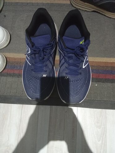 шлепанцы мужские: Продам мужские кроссовки и ботинки размер 42-43. Продам все вместе за