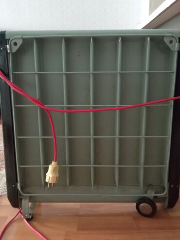 Portativ elektrik qızdırıcı, qəhvəyi metal korpusa və qoruyucu