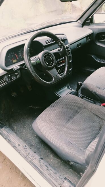 VAZ (LADA): Bu, dörd qapılı, ağ rəngli Lada Samara sedanıdır. Avtomobil yığcam — 5