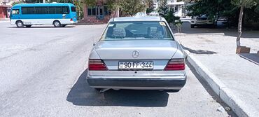 Mercedes-Benz: Mercedes-Benz E 220: | 1993 il