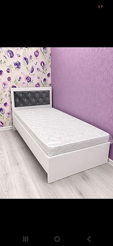 Ağ rəngli tək nəfərlik çarpayı və matras dəsti. - Minimalist dizayn