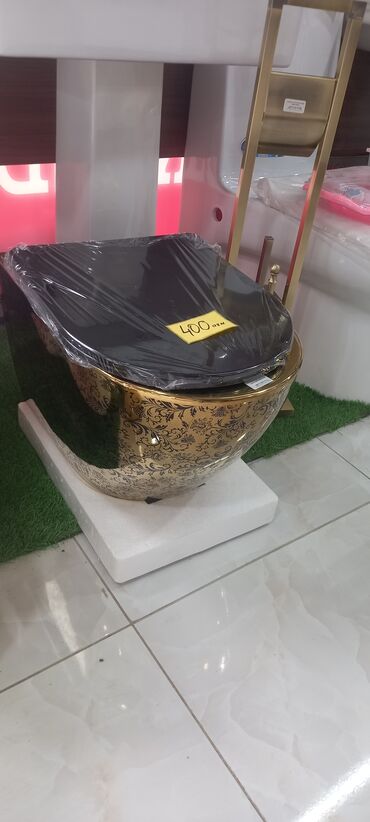 hamam seti: Lüks asma unitaz (divara montaj üçün) - Korpus: qızılı rəngdə