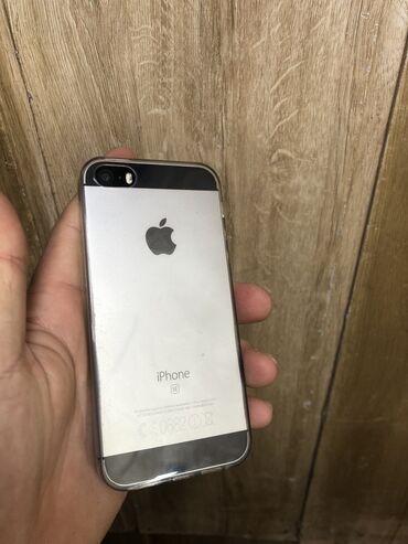 Apple iPhone: IPhone SE, Б/у, 128 ГБ, Чехол, 100 %