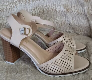 обувь женский: Продаю босоножки 40 размер.в идеальном состоянии