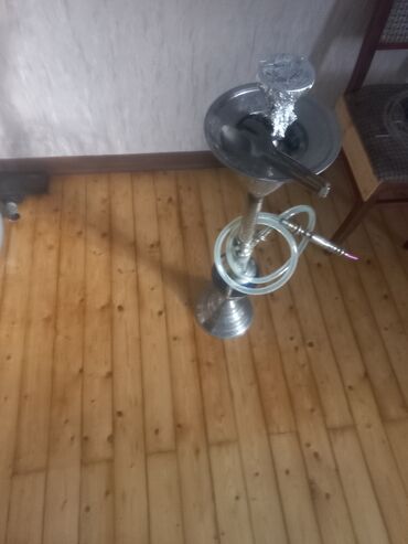 Gümüşü rəngdə və qəlyan tütünü üçün nəzərdə tutulmuş qab ilə təchiz
