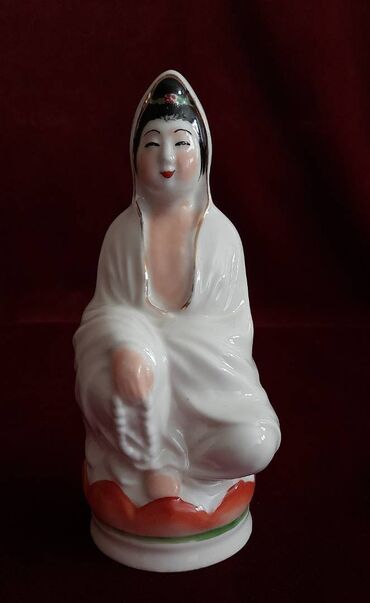 фарфоровая статуэтка: Гуань Инь на лотосе с четками, Китай