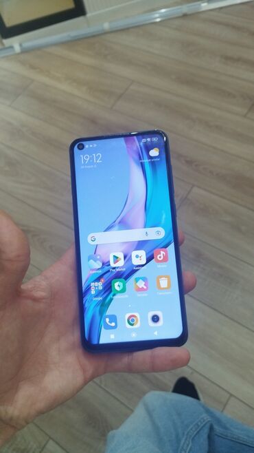 Fly: Redmi note 9 smartfonu parlaq mavi rəngdə təqdim olunur. Cihazın arxa