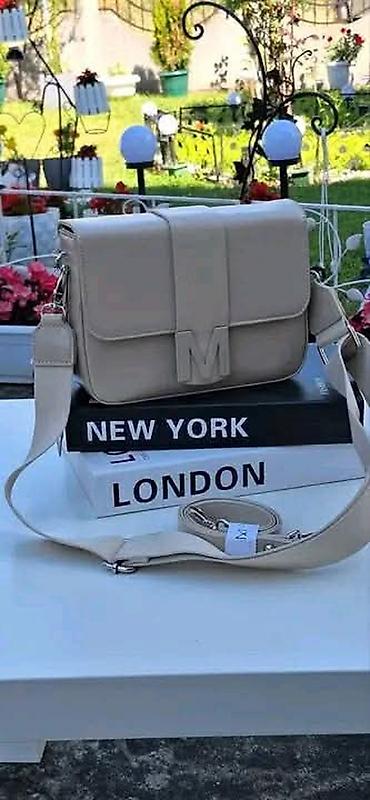 Torbe: Ženska crossbody torba sa slovom “M” na preklopu - Materijal — 11