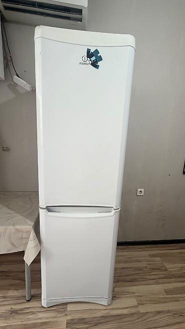 обмен на дачу: Холодильник Indesit, классический белый, с нижней морозильной камерой — 1
