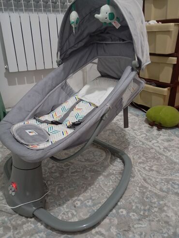 детская качалка электрическая: Детский кресло качалка шезлонг.почти новая