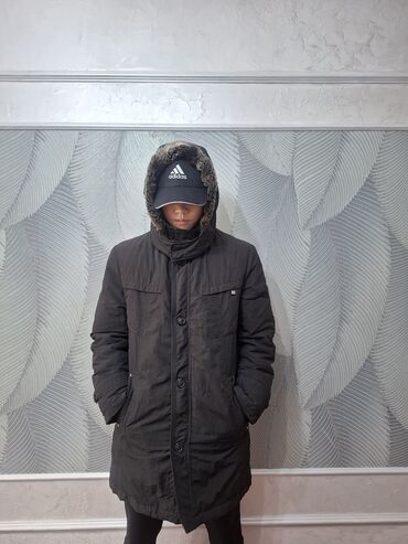 одежда оверсайз: Оригинальная куртка удлинённый капюшон съёмная размер S-M состояние at lalafo.kg одежда оверсайз: Оригинальная куртка удлинённый капюшон съёмная размер S-M состояние