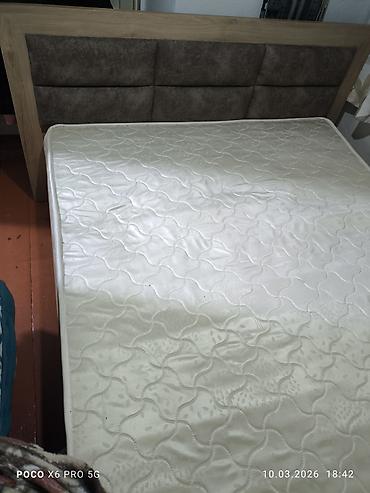 Двуспальные кровати: Двуспальная кровать с высоким мягким изголовьем и матрасом б/у - — 10
