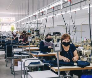 работа в бишкеке швейный цех упаковщик 2020: Швейный цех ижарага берилет. Бут шарттары менен. 15 машинка закройный