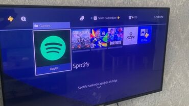 pc oyun: PlayStation 4 Slim oyun konsolu, iki ədəd oyun idarəedicisi ilə
