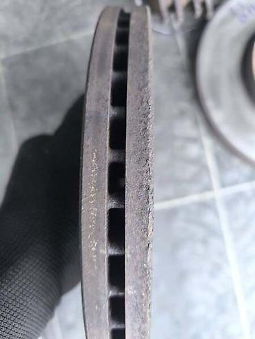 kocioni diskovi: PREDNJI DISKOVI 2.5 SKORO NOVI ZA VOLKSWAGEN TOUAREG OD 2003. DO 2010 — 5