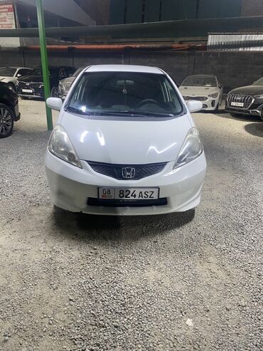 фит автомобиль: Белый хэтчбек Honda Fit с передним расположением двигателя, подходящий