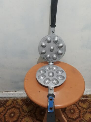 вафельница ссср: Продаю советскую орешницу б/у. Есть дефект на одной ручке,это не