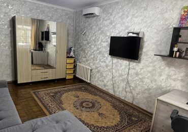 срочно продаётся 1 комнатная квартира в районе ошского рынка по улице молодая гвардия токтогула: 1 бөлмө, 35 кв. м, 105-серия, 2 кабат, Евроремонт
