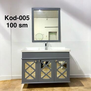 Mətbəx mebeli: Qara rəngdə, qapalı dolablı və güzgülü hamam dəsti. Dolabda əşyaları