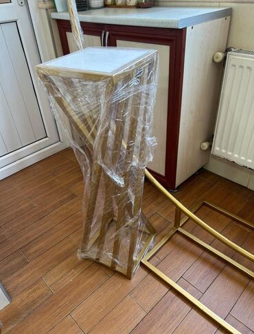 Digər biznes avadanlığı: 1 dəmir kruq - 1,80 3 Dəmir dayaq (Maket üçün) Tort masası 1 bej — 6