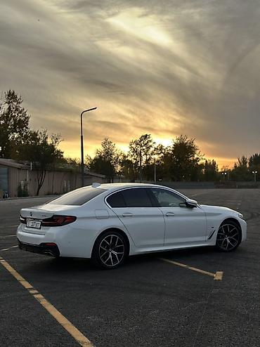anda seat: BMW 530: 2021 г., 2 л, Автомат, Электромобиль, Седан — 5