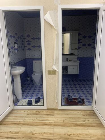 Uzunmüddətli kirayə mənzillər: Mənzilin təsviri - Geniş, işıqlı zal: dekorativ tavan işıqlandırması — 10