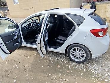 Kia: Kia Cerato hatchback – ağ rəngli, 5 qapılı. Xüsusiyyətlər: - Kuzov — 3